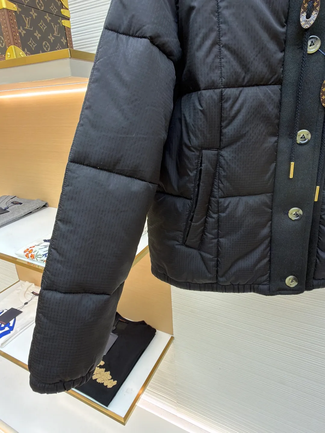 LOUIS VUITTON tear-resistant quilted hooded jacket ●Item number: 1681321-C65 ●Fabric: polyester fiber fabric ●Technology: Printing ●Color: black ●Version: Fitted version ●Weight: about 670 grams ●Size: 36-38-40 ●Description: This style adopts a neat straight cut, which hides the lean body and allows free movement. The hood is equipped with a drawstring, which is windproof and practical. The inner lining is decorated with the brand's unique print, highlighting its unique personality in every detail, creating a dual charm both inside and outside. This style of clothing focuses on functional fabrics. The main fabric is made of 100% nylon, giving it excellent wear resistance and strength; the lining is 100% polyester, which brings a smooth touch and improves breathability and moisture removal. Made of polyester and cotton blend in some areas, it balances comfort and durability. In addition, the specially added polyvinyl chloride coating can effectively enhance the water and wind resistance of the product, making it highly practical. The overall wiring is straight and delicate, the fabric is comfortable and soft, and the color is consistent without color difference. It can be matched with the same style to create a fashionable look and control various occasions. Customized accessories, complete with three standards, same style for men and women!